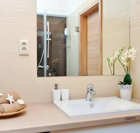 A_or_ B_luxflat_2br_2ba_vaci Street *